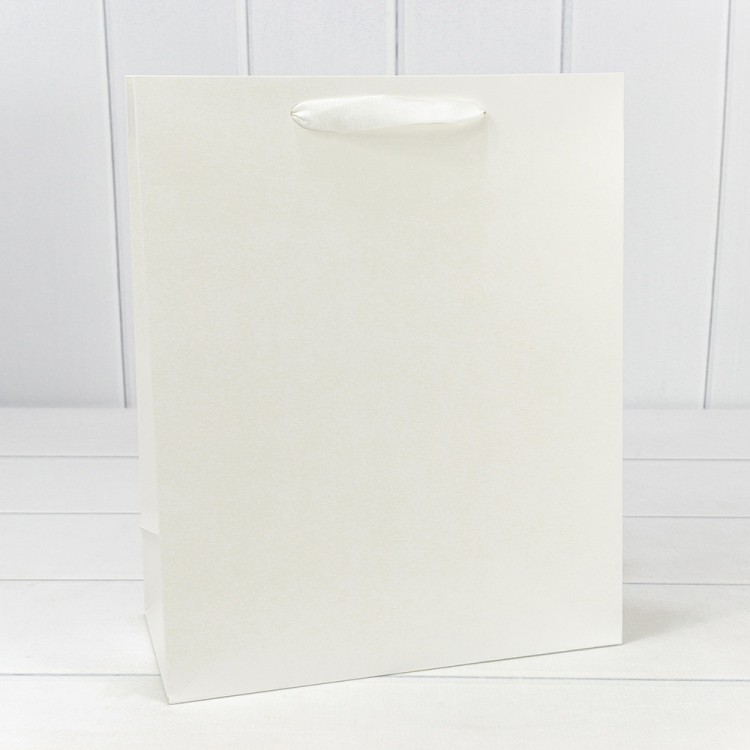 000200C Пакет подарочный Белый 26*32*13 230г 1/20 1/120 000200C Пакет подарочный Белый 26*32*13 230г 1/20 1/120